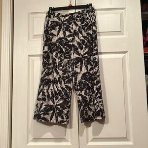 Easywear by Chico’s sz 0 (US 4) Black/Tan Polyester/Spandex Capris.